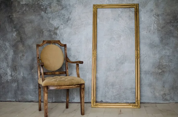 椅子和框架在背景墙上 — 图库照片