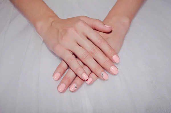 美丽的新娘的手与温柔的指甲 — 图库照片