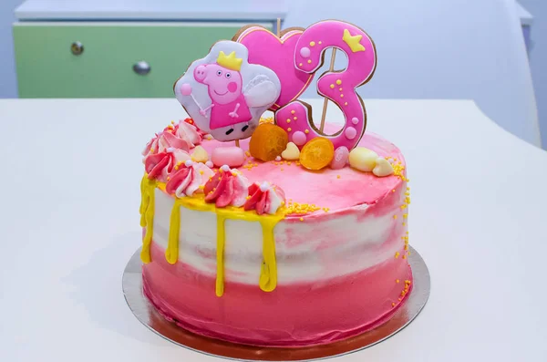 儿童蛋糕在粉红色自制 — 图库照片