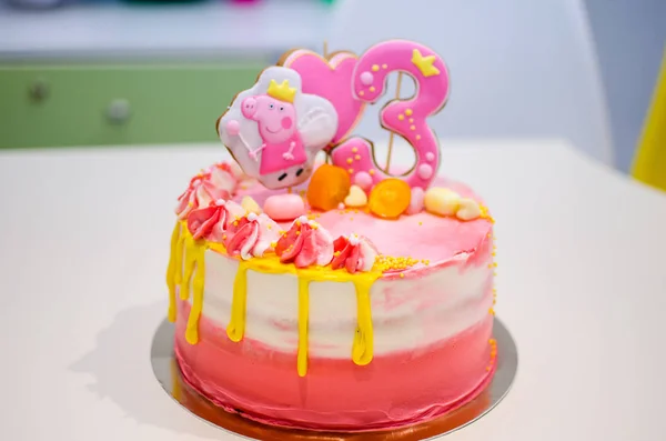 핑크 생일 케이크 소녀 — 스톡 사진