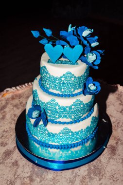 üç katmanlı düğün pastası tatil mavi bir sınır ile