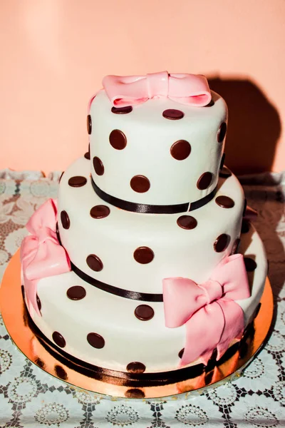 三层婚礼蛋糕 白色的乳胶和一个 Shokoload 在婚礼庆祝活动 为新婚夫妇 在顶部的弓 — 图库照片