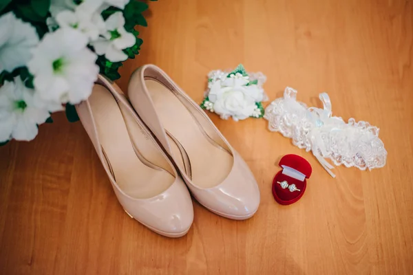 Sepatu Cincin Pernikahan Dan Garter Pengantin Wanita — Stok Foto