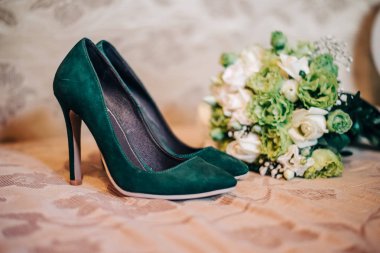 çiçekler Buket ile zarif gelin ayakkabıları