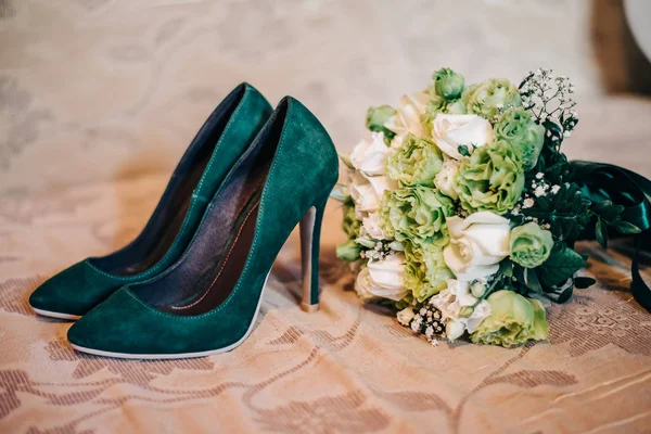 Bonito Casamento Verde Sapatos Salto Alto Para Noiva Com Buquê — Fotografia de Stock