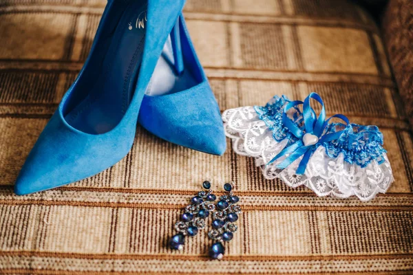 带耳环的蓝色高跟鞋和新娘腿的吊袜带 — 图库照片