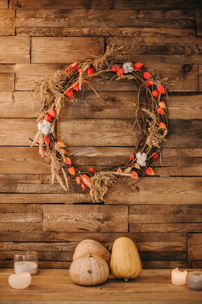 Festive Wreath Adorns Wall Wood Pumpkins Halloween Harvest Festival — Stock Photo, Image