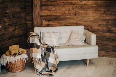 güzel ayı ahşap, bir kanepe halı ve bir oyuncak ile PhotoStudio duvarlar ile kaplı