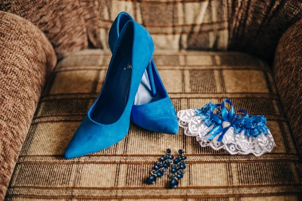 Blauwe Schoenen Met Hoge Hakken Met Een Pleister Been Kostbare — Stockfoto