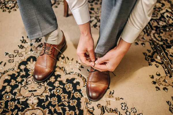 Bruidegom Veters Bruine Schoenen Een Traditioneel Tapijt Huwelijksdag Ochtend — Stockfoto