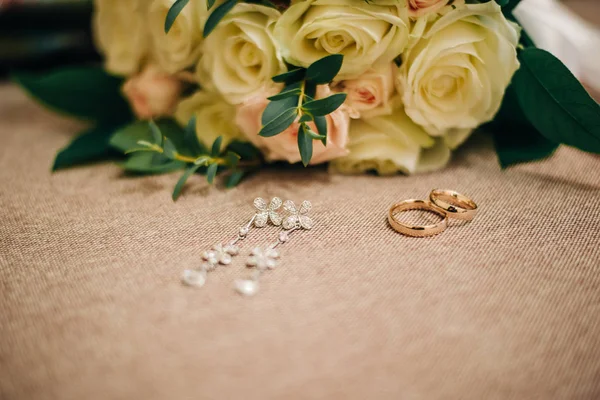 Zeer Mooie Bruiloft Boeket Van Witte Rozen Met Gouden Trouwringen — Stockfoto