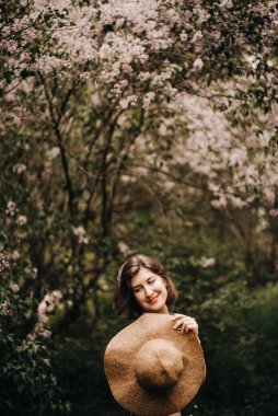 Hasır şapkalı kız.