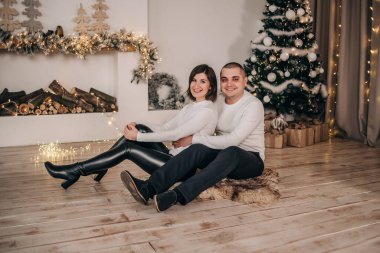 Evli çift Noel 'i şöminenin yanında kutluyor.