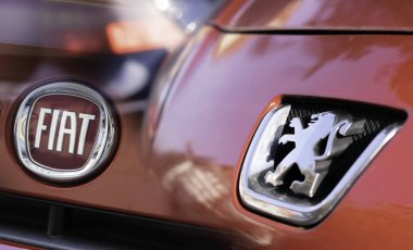 Berlin, Almanya - 31 Ekim 2019: Fiat ve Peugeot logoları. Peugeot 'un sahibi Frances Psa ve Fiat Chrysler dünyanın en büyük dördüncü otomobil üreticisini yaratacak bir birleşmeyi sürdürmeye karar verdiler.