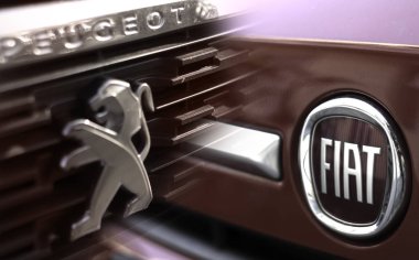 Berlin, Almanya - 31 Ekim 2019: Fiat ve Peugeot logoları. Peugeot 'un sahibi Frances Psa ve Fiat Chrysler dünyanın en büyük dördüncü otomobil üreticisini yaratacak bir birleşmeyi sürdürmeye karar verdiler.