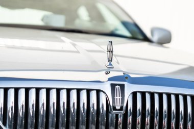 Berlin, Almanya - 31 Ekim 2019 Lincoln Limuzini. Lincoln Town Car, Amerikan otomobil üreticisi Ford Motor Company 'nin Lincoln bölümü tarafından pazarlanan lüks sedanlardan oluşan bir model.