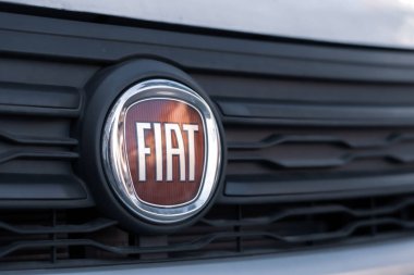 Berlin, Almanya - 31 Ekim 2019: Fiat logosu. Ekim 2019 'da, Peugeot' un sahibi Frances Psa ve Fiat Chrysler, dünyanın en büyük dördüncü otomobil üreticisini yaratacak bir birleşmeyi sürdürmeye karar verdiler.