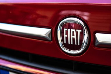 Berlin, Almanya - 31 Ekim 2019: Fiat logosu. Ekim 2019 'da, Peugeot' un sahibi Frances Psa ve Fiat Chrysler, dünyanın en büyük dördüncü otomobil üreticisini yaratacak bir birleşmeyi sürdürmeye karar verdiler.