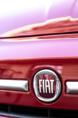 Berlin, Almanya - 31 Ekim 2019: Fiat logosu. Ekim 2019 'da, Peugeot' un sahibi Frances Psa ve Fiat Chrysler, dünyanın en büyük dördüncü otomobil üreticisini yaratacak bir birleşmeyi sürdürmeye karar verdiler.