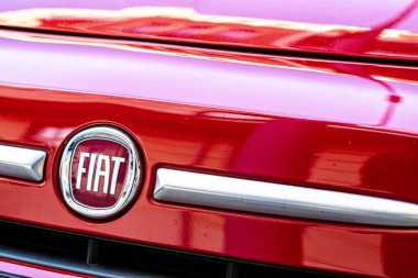 Berlin, Almanya - 31 Ekim 2019: Fiat logosu. Ekim 2019 'da, Peugeot' un sahibi Frances Psa ve Fiat Chrysler, dünyanın en büyük dördüncü otomobil üreticisini yaratacak bir birleşmeyi sürdürmeye karar verdiler.
