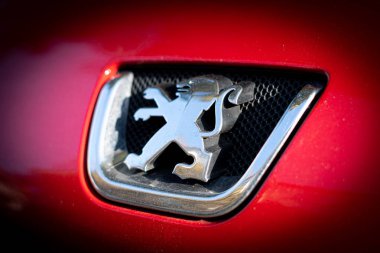 Berlin, Almanya - 31 Ekim 2019: Peugeot logosu. Ekim 2019 'da, Peugeot' un sahibi Frances Psa ve Fiat Chrysler, dünyanın en büyük dördüncü otomobil üreticisini yaratacak bir birleşmeyi sürdürmeye karar verdiler.