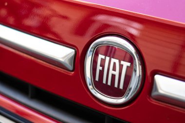 Berlin, Almanya - 31 Ekim 2019: Fiat logosu. Ekim 2019 'da, Peugeot' un sahibi Frances Psa ve Fiat Chrysler, dünyanın en büyük dördüncü otomobil üreticisini yaratacak bir birleşmeyi sürdürmeye karar verdiler.