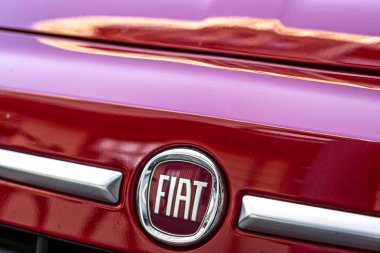 Berlin, Almanya - 31 Ekim 2019: Fiat logosu. Ekim 2019 'da, Peugeot' un sahibi Frances Psa ve Fiat Chrysler, dünyanın en büyük dördüncü otomobil üreticisini yaratacak bir birleşmeyi sürdürmeye karar verdiler.