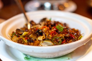 Sıcak ve ekşi çorba, tipik Asya yemeği.