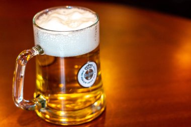 Berlin, Almanya - 12 Ekim 2019: Warsteiner birası. Warsteiner birası, Kuzey Ren Vestfalyası, Warstein dışındaki Arnsberg Orman Doğa Parkı 'nda demlenir.