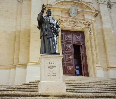 Papa I. Pius 'un (Giovanni Maria Mastai Ferretti) Hüküm Katedrali' nin girişindeki heykeli, Gozo, Malta 'daki Victoria Cittadella' daki Roma Katolik katedrali.