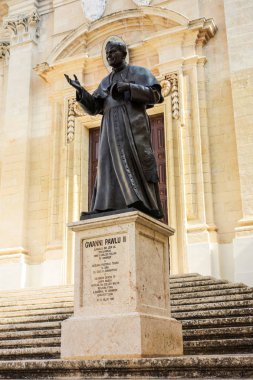 Papa 2. John Paul 'un (Karol Jzef Wojtya) Hüküm Katedrali' nin girişindeki heykeli, Gozo, Malta 'daki Victoria Cittadella' daki bir Roma Katolik katedrali.