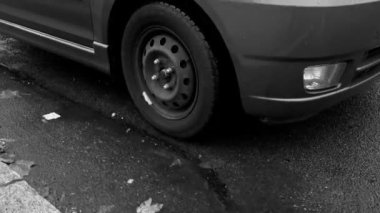 Araba hareket ediyor, yan görünüm