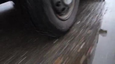 Araba hareket ediyor, yan görünüm