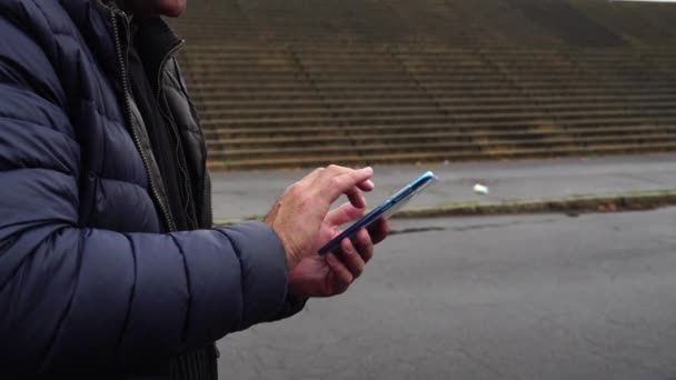 Mani Maschili Digitando Uno Smartphone Mobile All Aperto — Video Stock