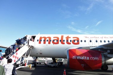 Valletta, Malta - 17 Ekim 2019: Air Malta uçağı kargo ve yolcu almak için park yerinde. Air Malta plc, Malta Adaları 'nın bayrak taşıyıcı havayolu şirketidir.