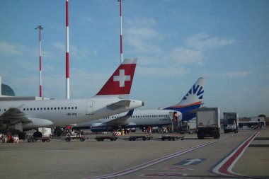 Valletta, Malta - 17 Ekim 2019: Air Malta uçağı kargo ve yolcu almak için park yerinde. Air Malta plc, Malta Adaları 'nın bayrak taşıyıcı havayolu şirketidir.