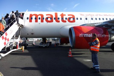 Air Malta uçağı kargo ve yolcu almak için park yerinde. Air Malta plc, Malta Adaları 'nın bayrak taşıyıcı havayolu şirketidir.