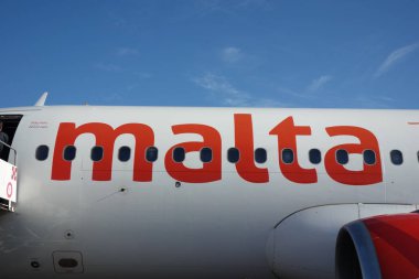 Air Malta uçağı kargo ve yolcu almak için park yerinde. Air Malta plc, Malta Adaları 'nın bayrak taşıyıcı havayolu şirketidir.