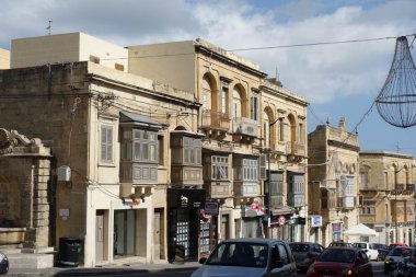 Geleneksel kapalı ahşap balkonları olan Malta 'nın tipik binaları