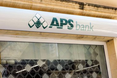 Valletta, Malta - 18 Ekim 2019: Aps Bank şubesi. Aps Bankası (Unione Cattolica San Giuseppe 'nin ardılı olan Prayer Savings Bank), Malta' lı özel bankacılık şirketidir.