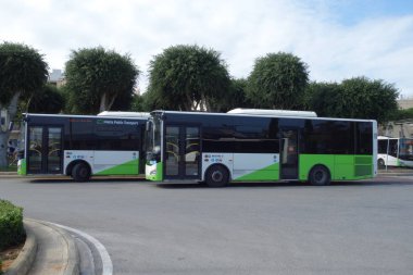 Valletta, Malta - 18 Ekim 2019 Malta toplu taşıma otobüsü. Şirket 2014 yılında Malta ve Gozo 'daki otobüs servislerini işletmek için kuruldu.