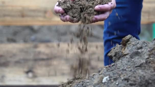Prosazování Rukama Nalévání Nečistot Písku Poli — Stock video
