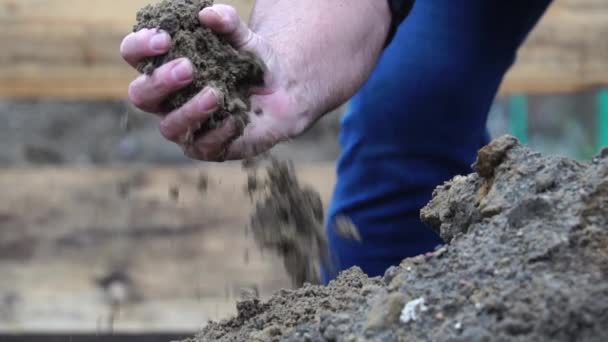 Zaaien Met Handen Vuil Zand Gieten Het Veld — Stockvideo