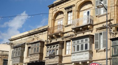 Geleneksel kapalı ahşap balkonları olan Malta 'nın tipik binaları