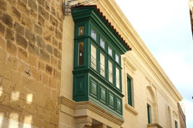 Geleneksel kapalı ahşap balkonları olan Malta 'nın tipik binaları