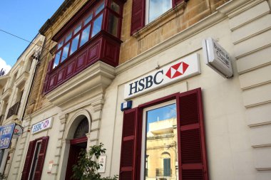 Victoria, Malta - 21 Ekim 2019: Yerel bir şubenin önünde Hsbc işareti. Merkezi Londra 'da bulunan İngiltere merkezli çok uluslu bankacılık ve finans hizmetleri şirketi, dünyanın en büyük dördüncü bankasıdır.