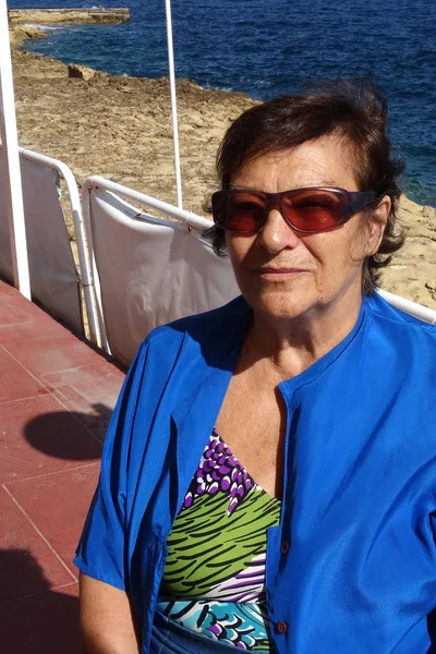 Συνταξιούχος Ηλικιωμένη Γυναίκα Που Φοράει Γυαλιά Ηλίου Κάθεται Στο Εστιατόριο — Φωτογραφία Αρχείου