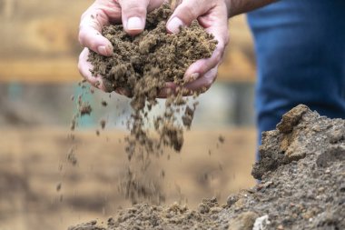 Ellerle delmek ve tarlaya toprak ve kum dökmek.