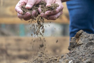 Ellerle delmek ve tarlaya toprak ve kum dökmek.