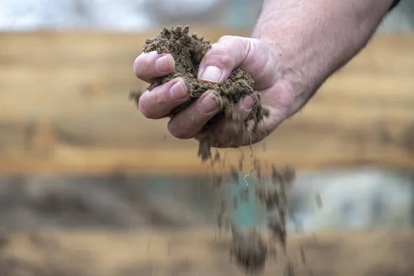 Tamisage Avec Les Mains Verser Saleté Sable Champ — Photo